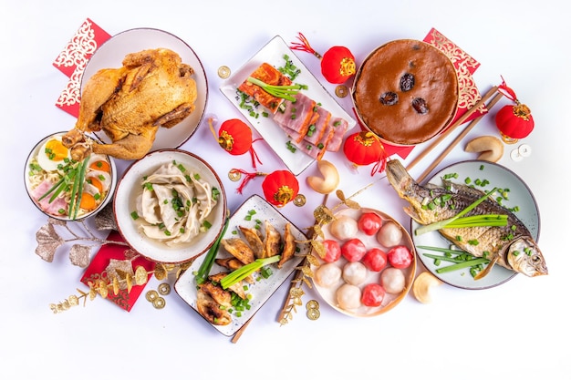 Kolacja przy stole, talerze z potrawami